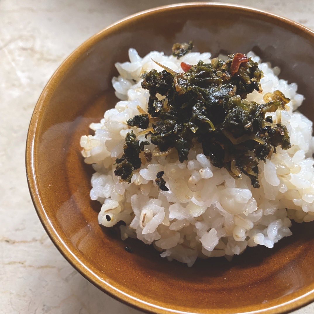 フキの葉のふりかけがのったご飯