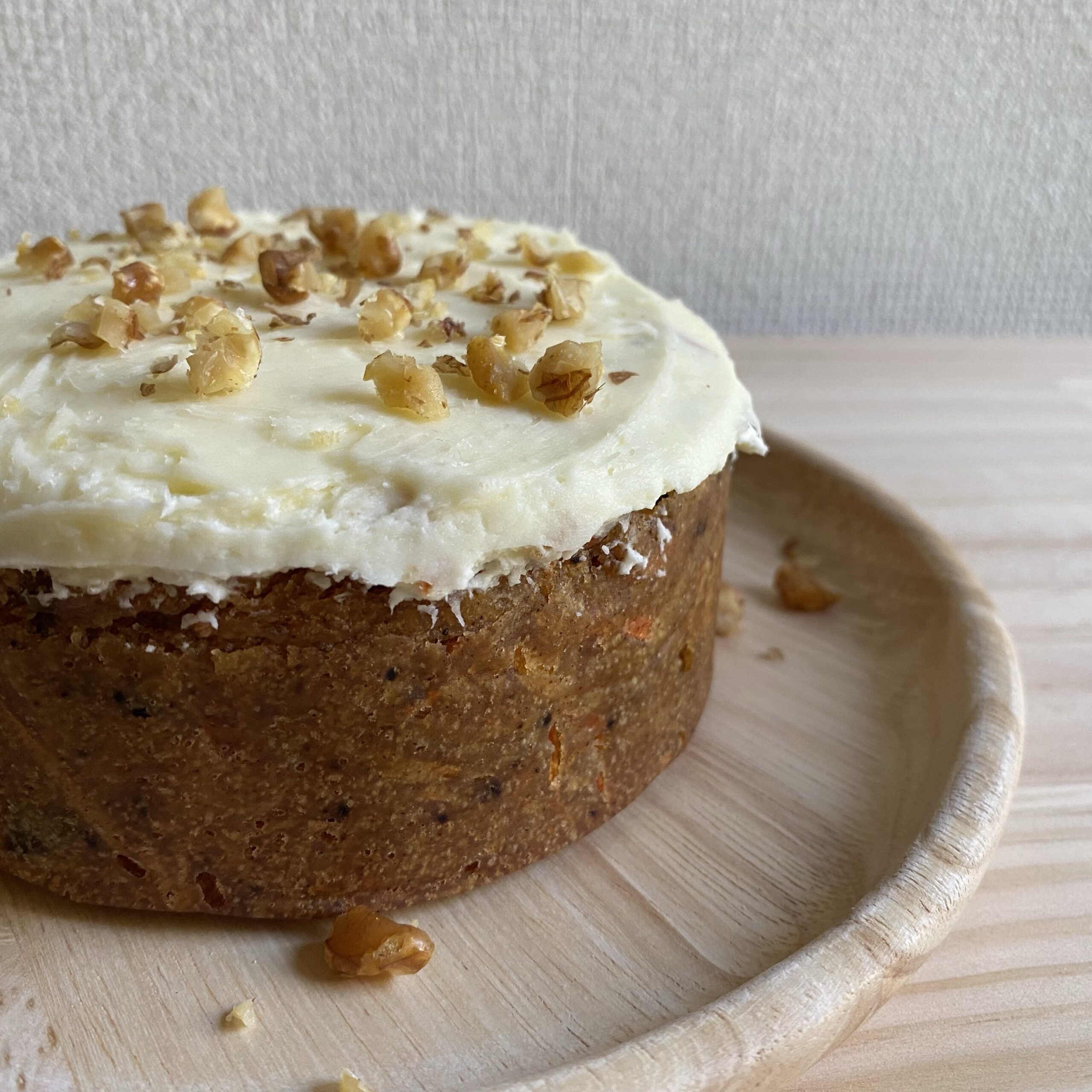 チーズクリームフロスティングをのせたキャロットケーキ