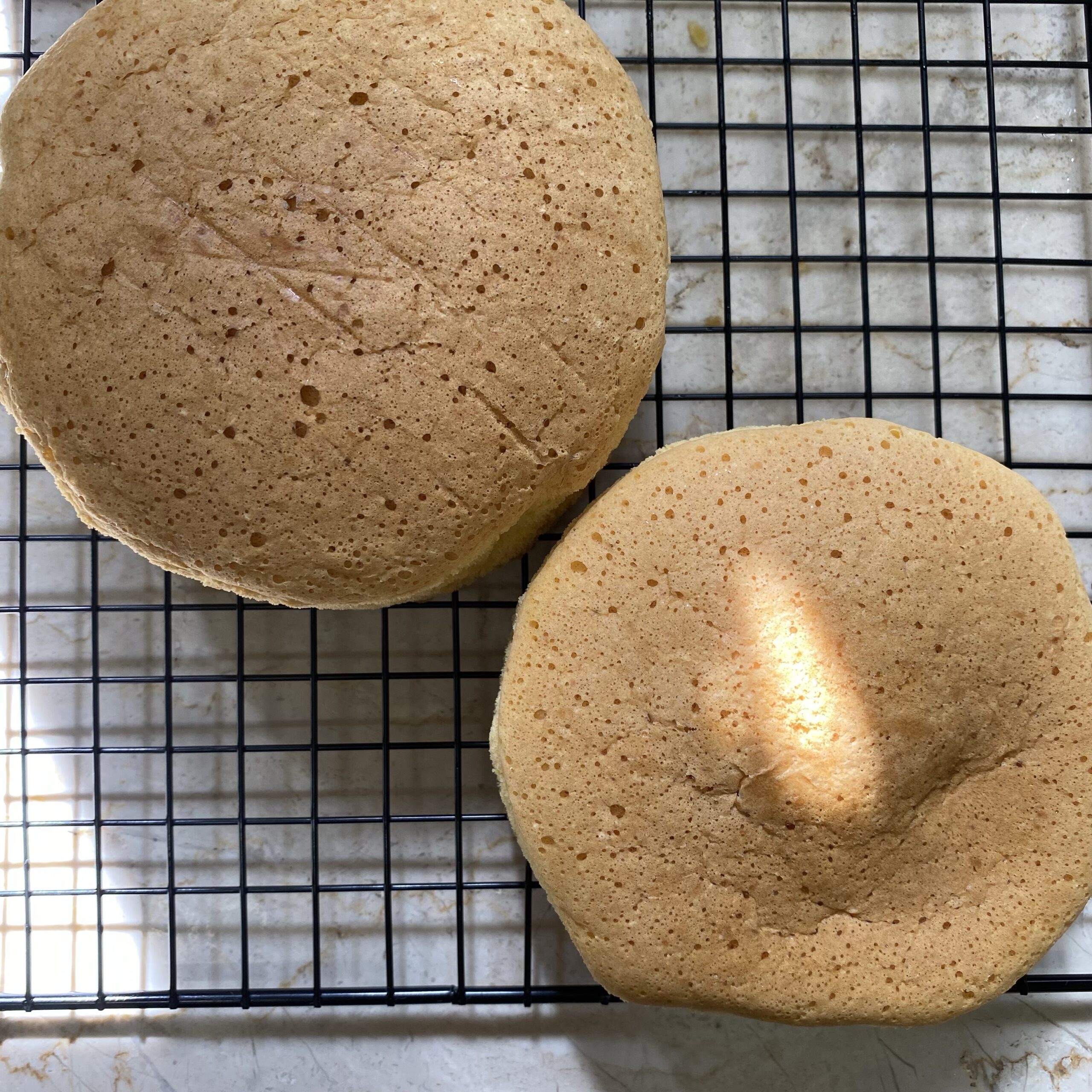 焼き上がったスポンジケーキ