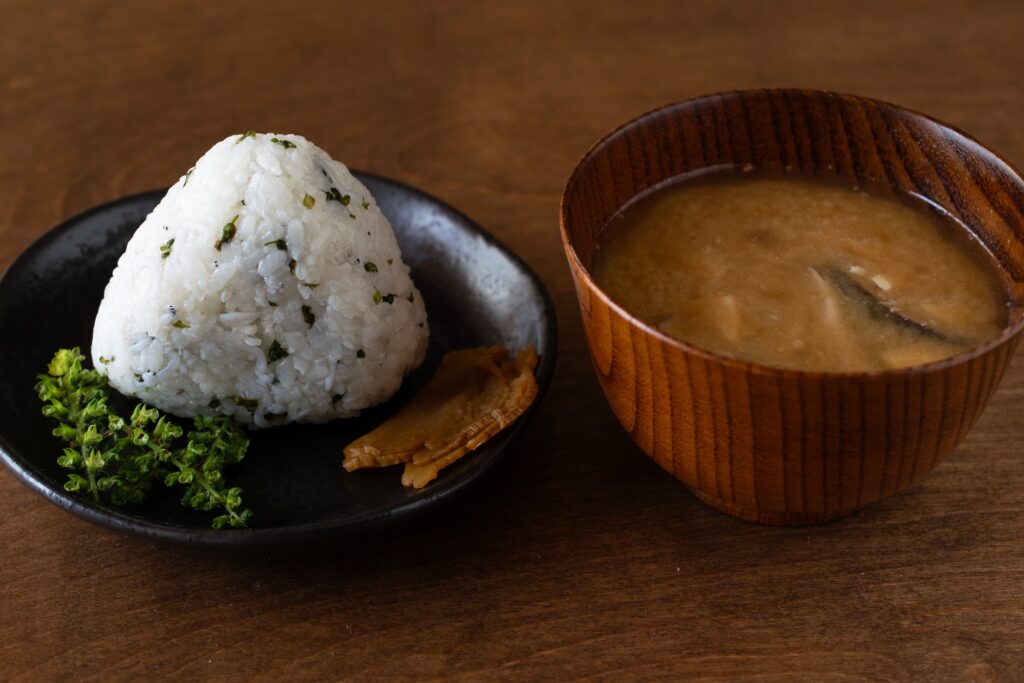 紫蘇の穂の塩漬けを混ぜたおにぎりと味噌汁