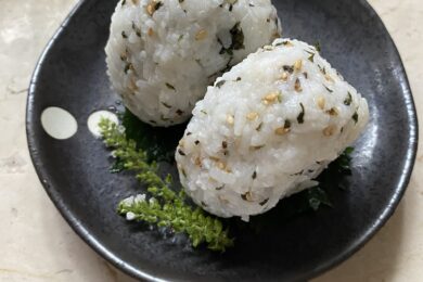 シソの穂の塩漬けといりごまのおにぎり