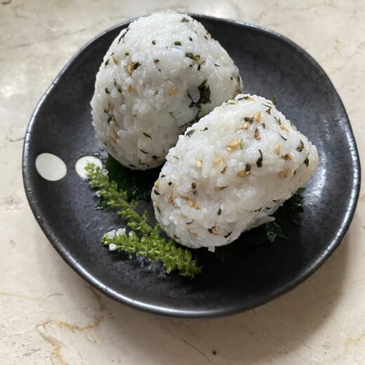 シソの穂の塩漬けといりごまのおにぎり