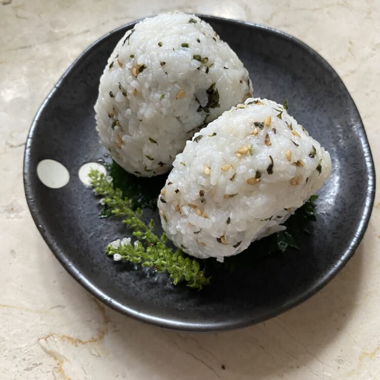 シソの穂の塩漬けといりごまのおにぎり